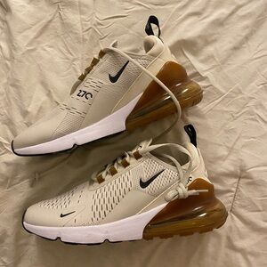 NIKE Air Max 270